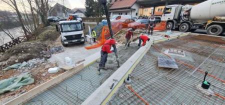Ureditev trga pri glavni avtobusni postaji v Kamniku – postavitev skulpture mamut (2)